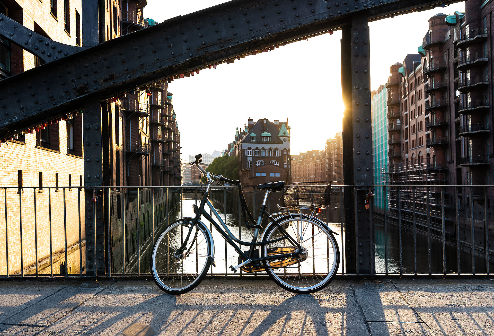 Fahrrad auf Brücke in der Speicherstadt in Hamburg