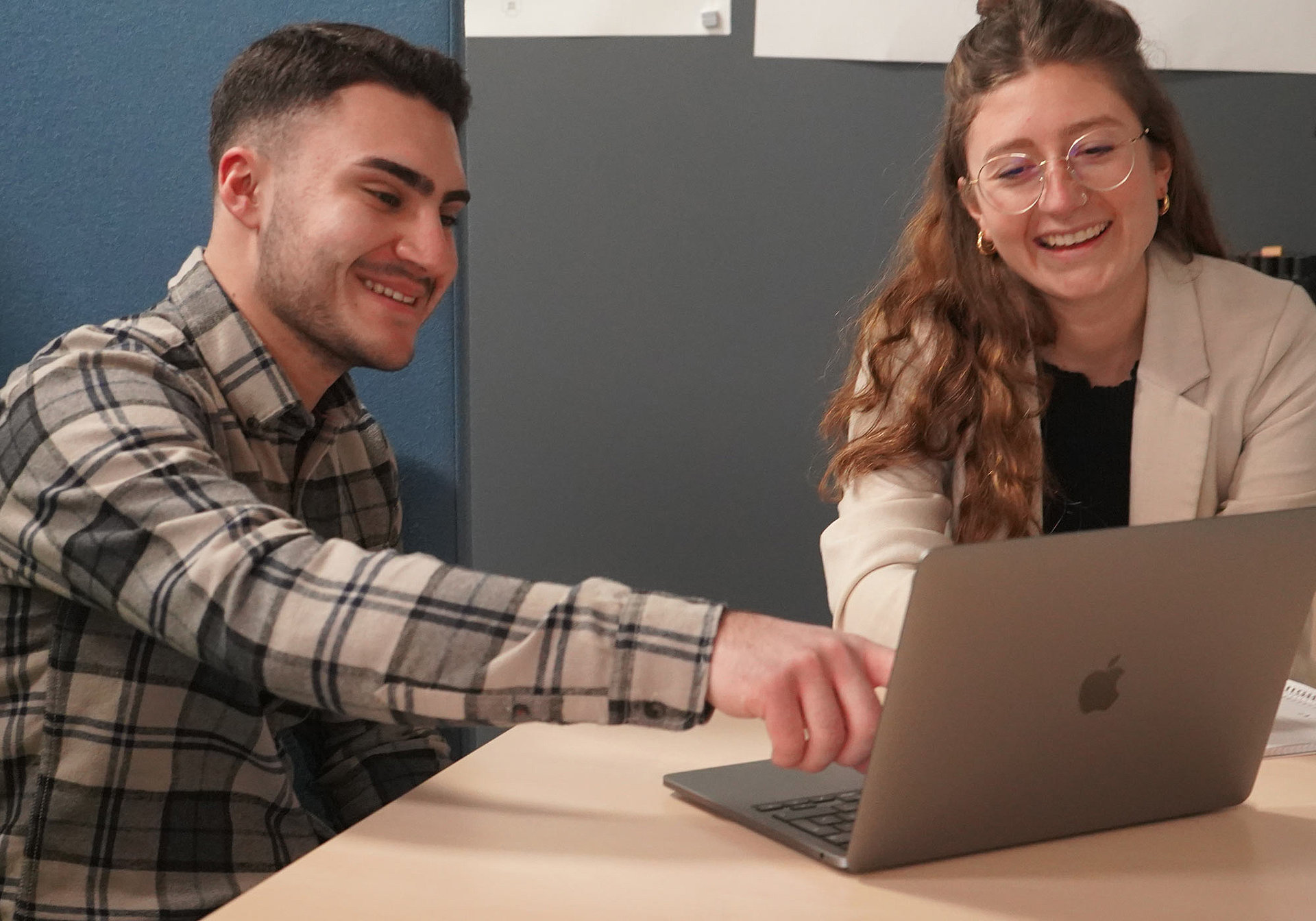 Auszubildende in einem Büro des Studierendenwerk Hamburgs