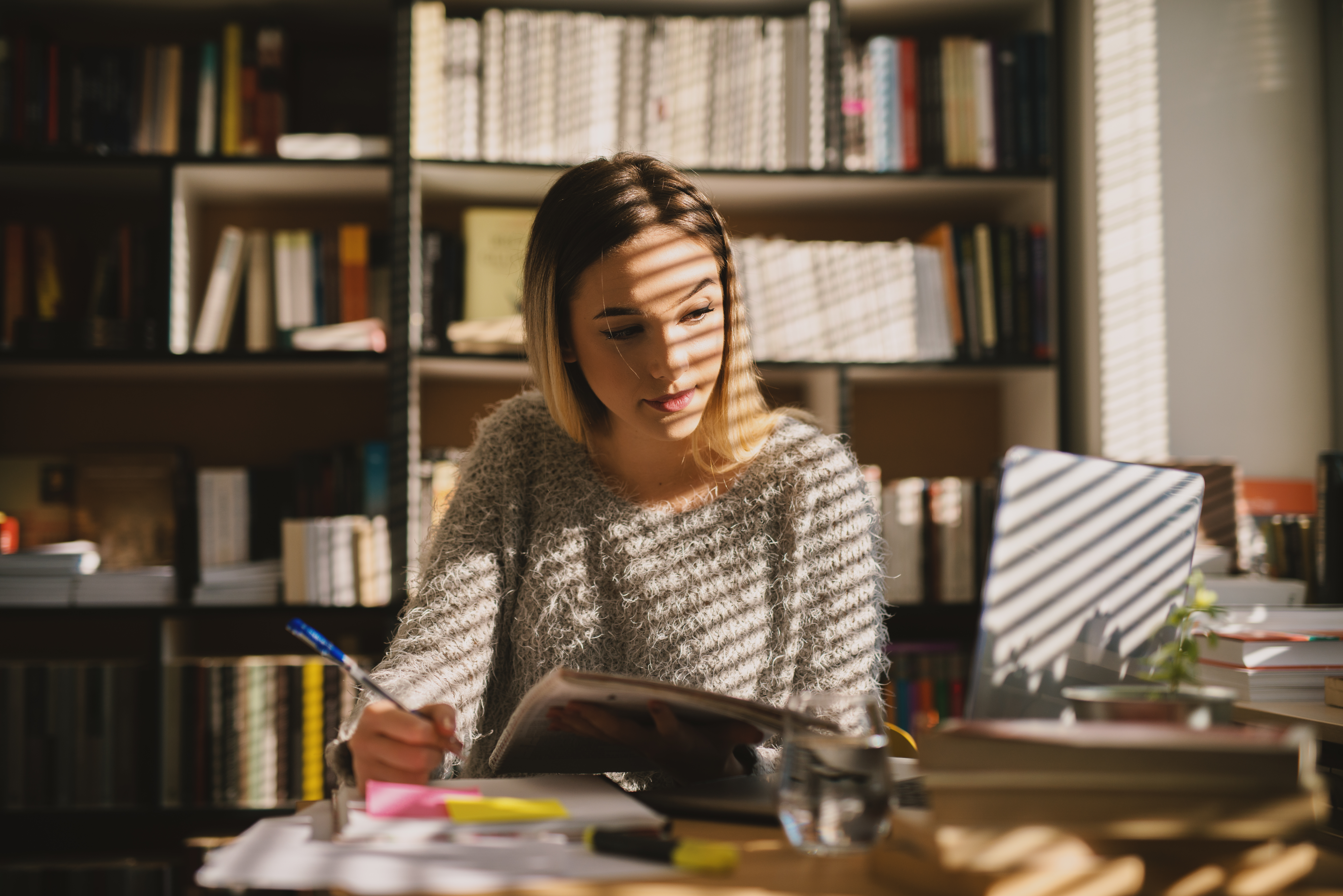 Studentin lernt in Bibliothek