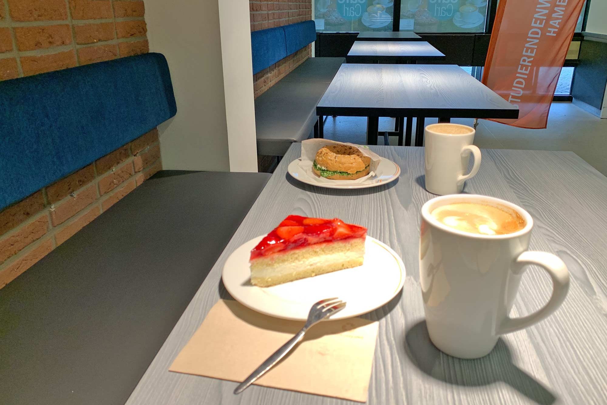 Kaffee und Kuchen auf einem Tisch