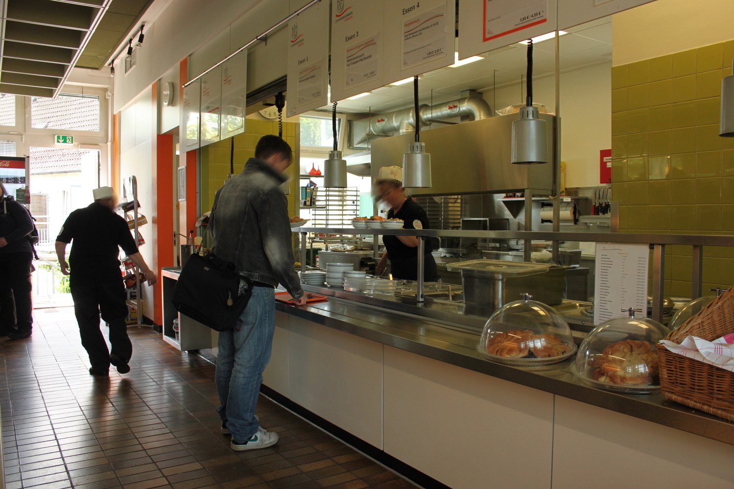 Food distribution at the Cafeteria Stellingen