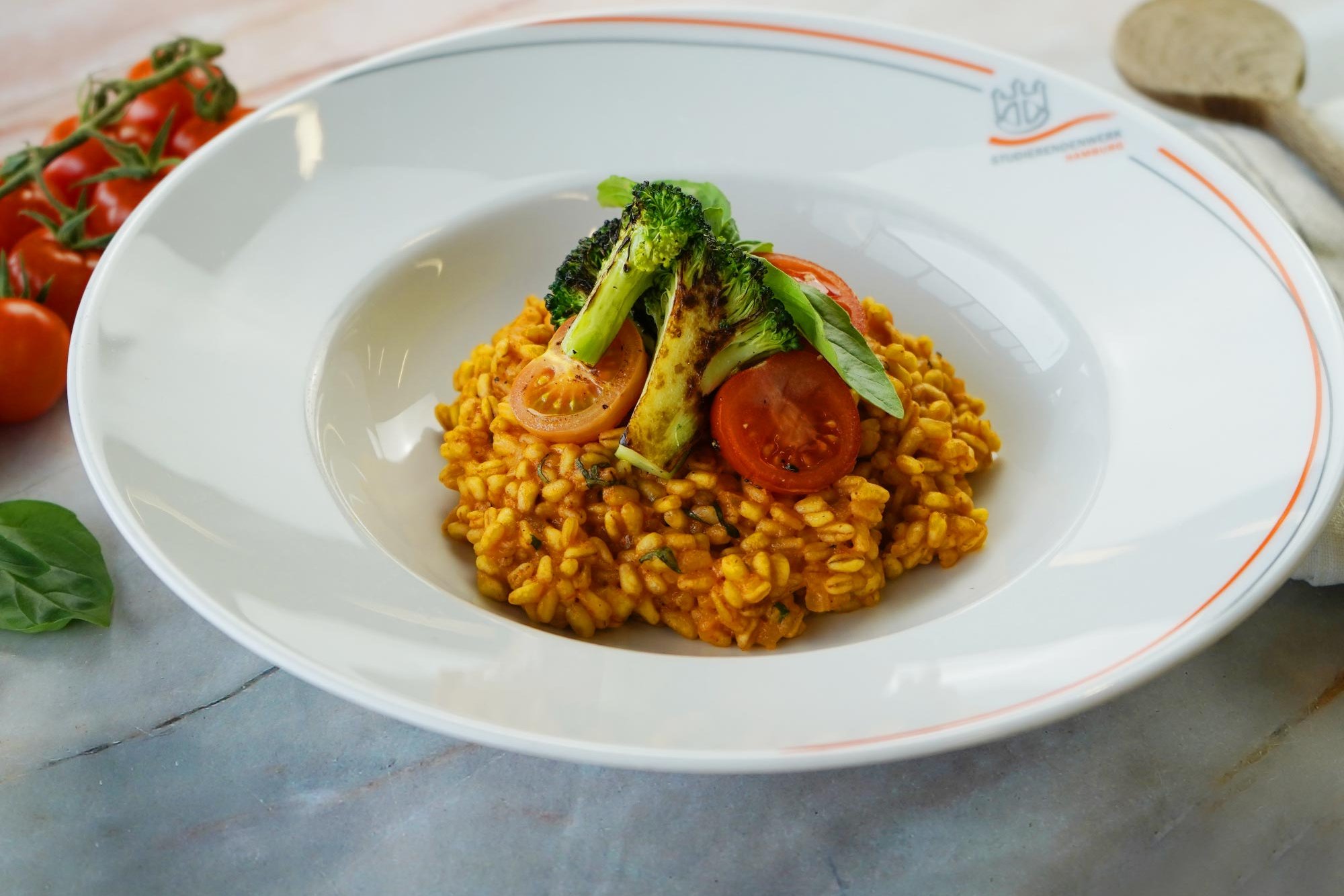 Gericht in der Mensa Blattwerk