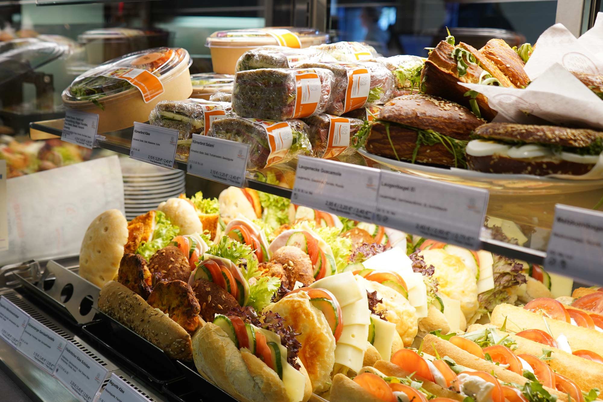 Auslage mit Bagels und Sandwiches