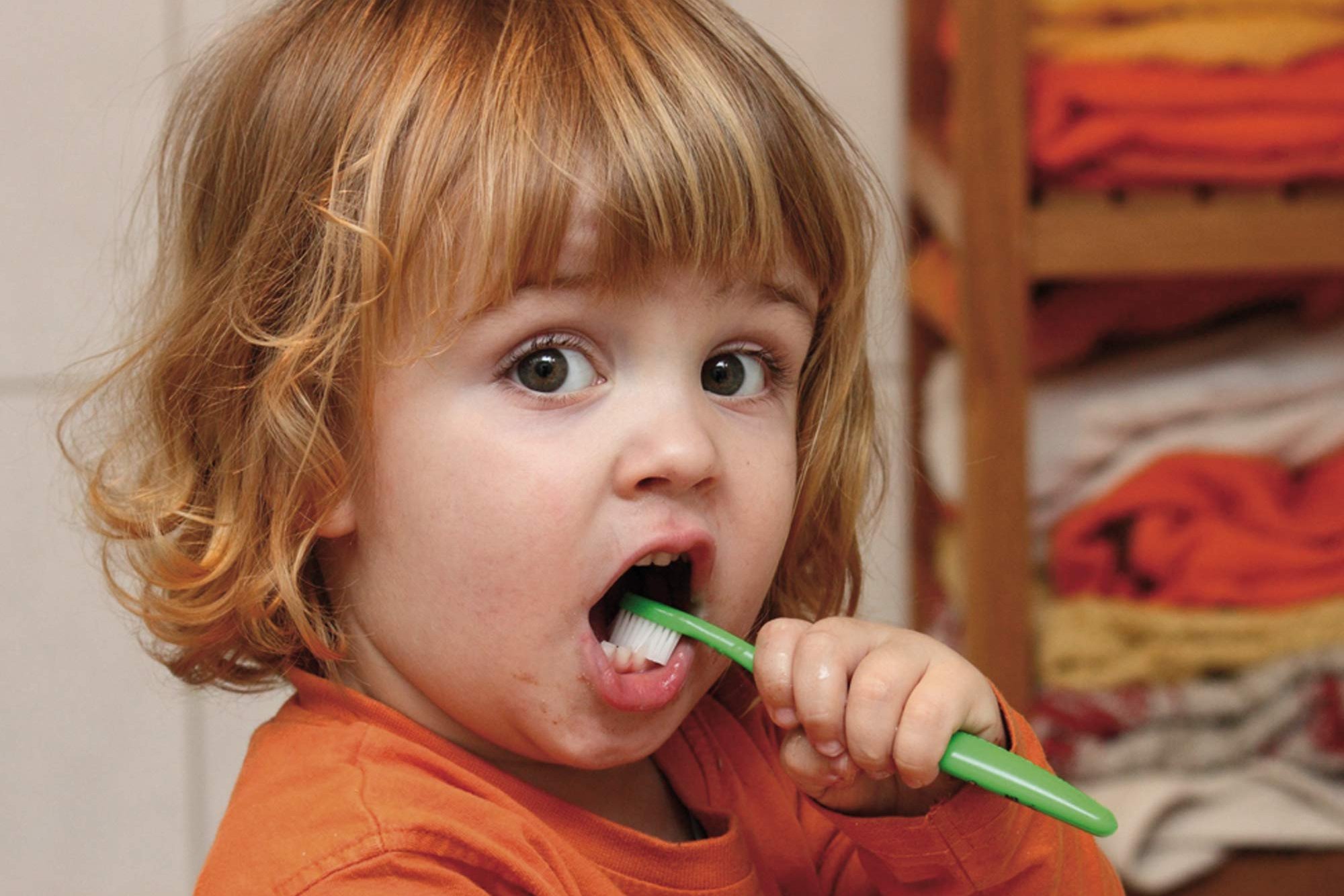 Small child brushing teeth at the Bornstraße daycare center