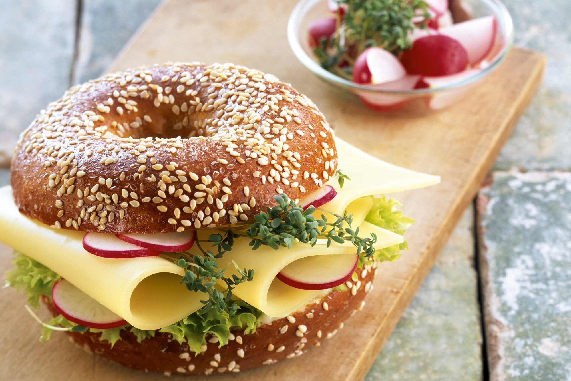 Bagel auf einem Holzbrett