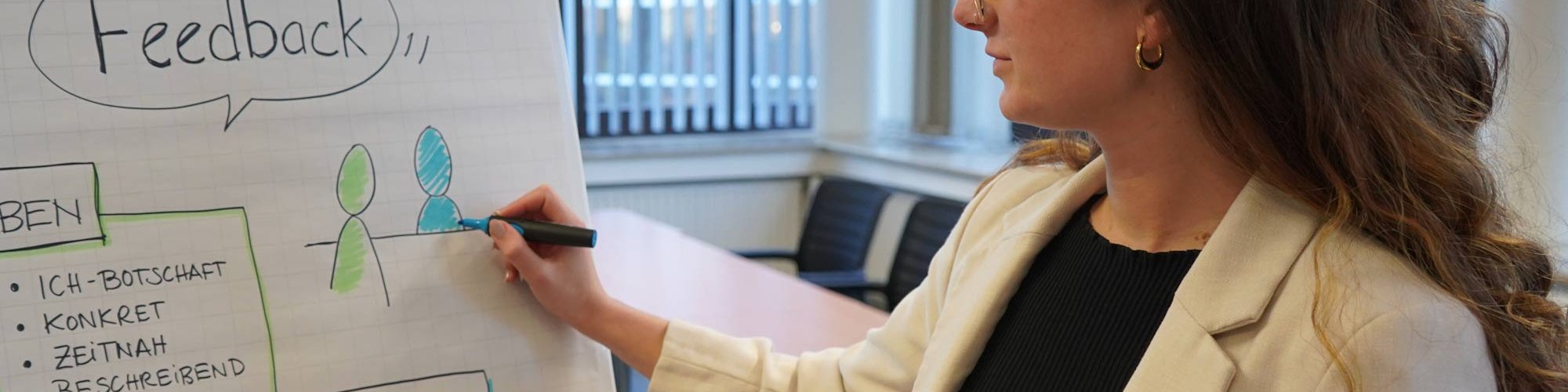 Auszubildende im Konferenzraum des Studierendenwerks Hamburg