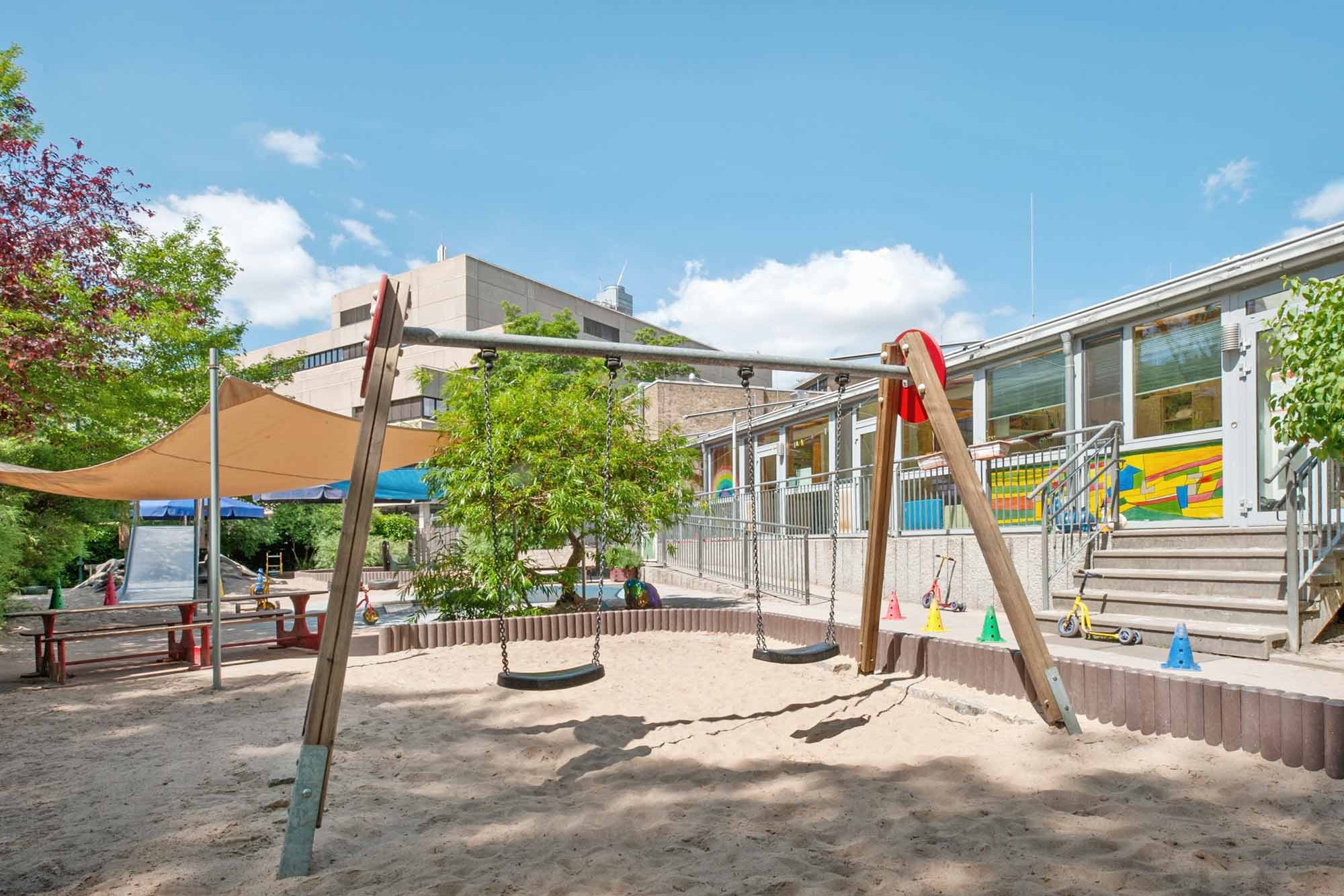 Playground with double swing at the KinderCampus daycare center