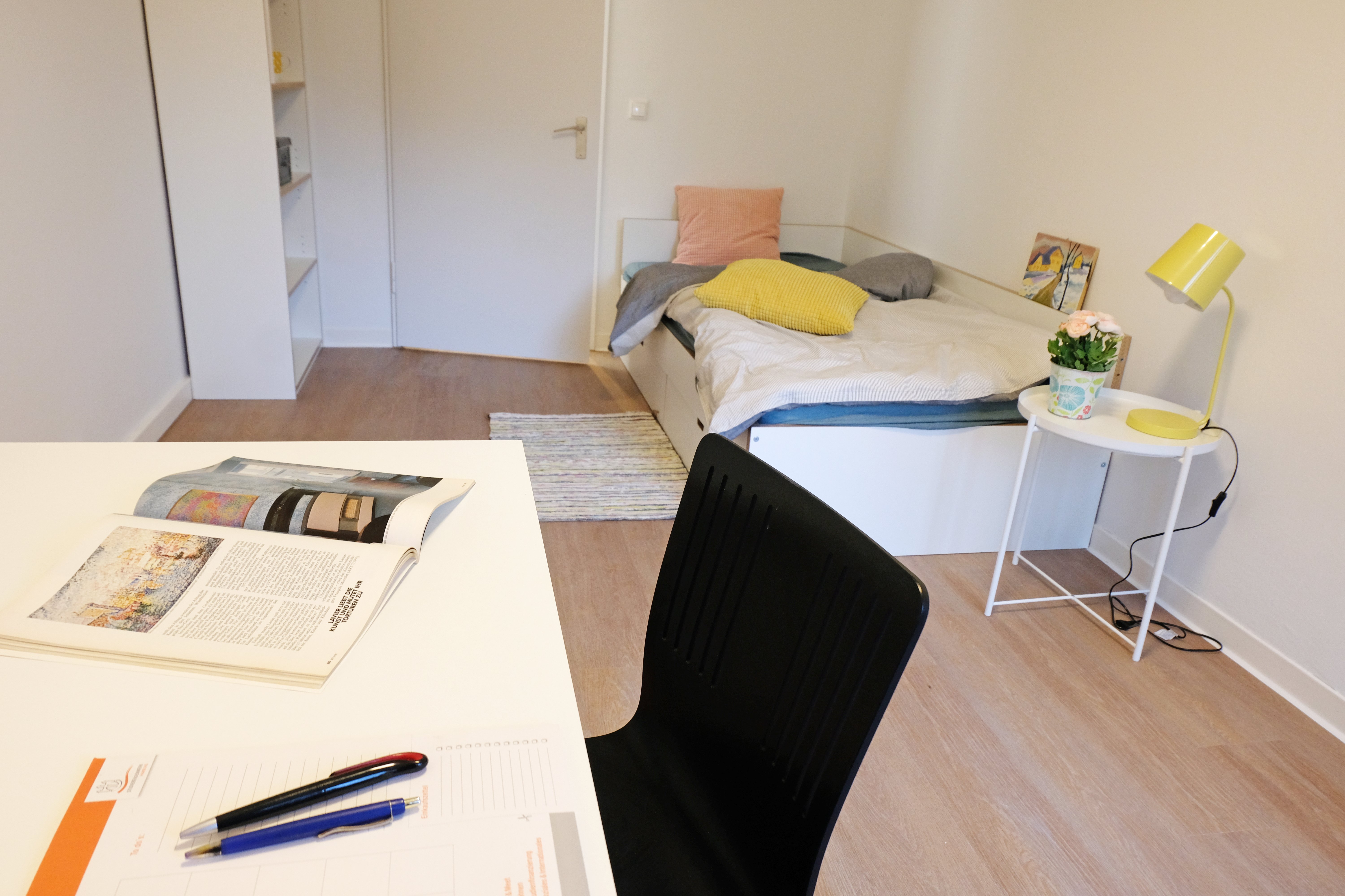 Beispielzimmer mit Schlaf- und Arbeitsplatz in der Wohnanlage Rudolf-Laun-Haus