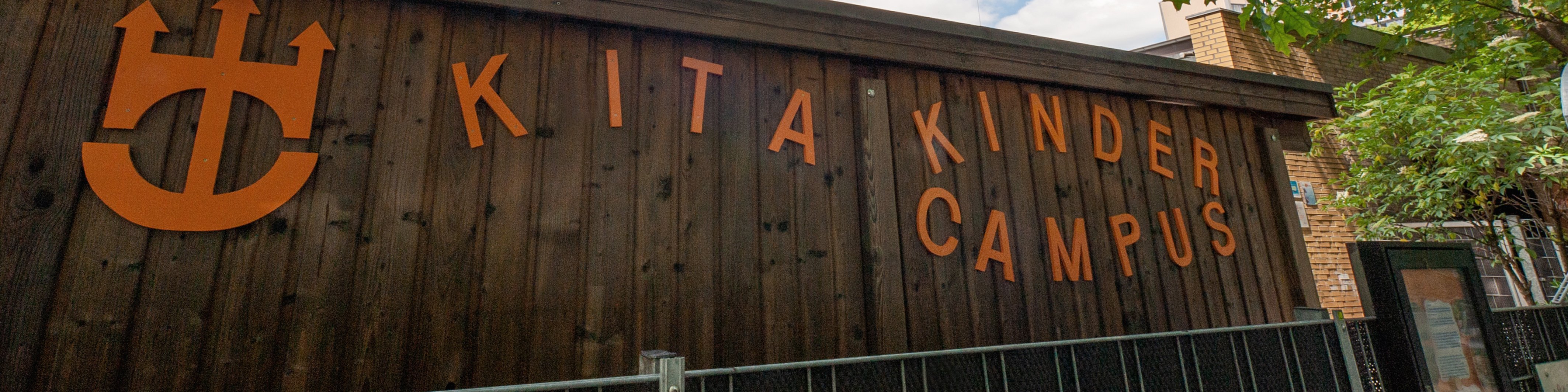 Die Kita KinderCampus des Studierendenwerks Hamburg von Außen. 