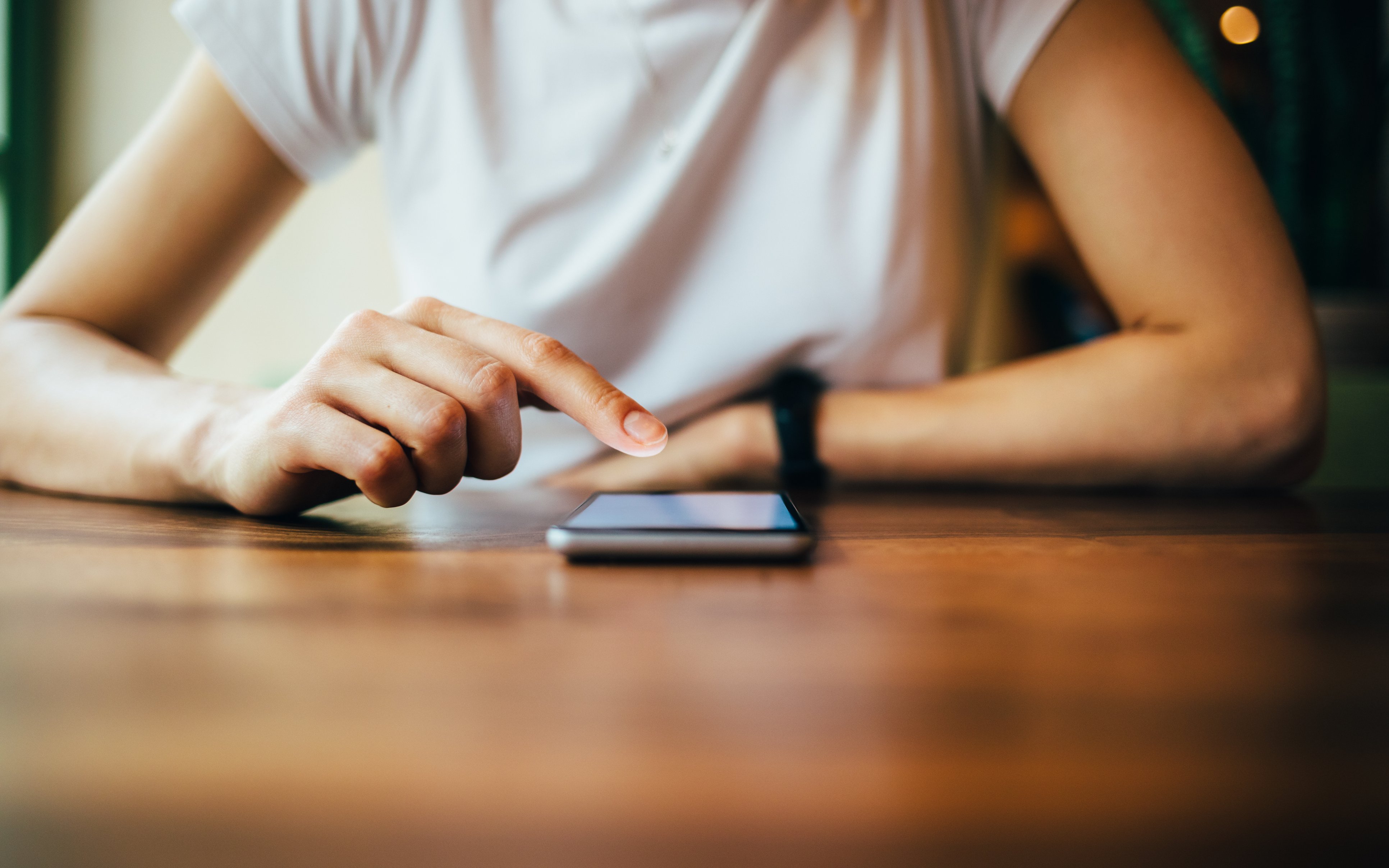 Frau tippt auf ihrem Smartphone