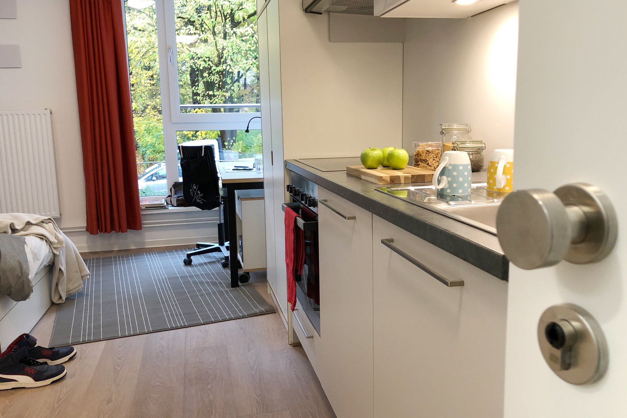 Beispielzimmer mit Küchenzeile in der Wohnanlage Esther-Bejarano-Haus