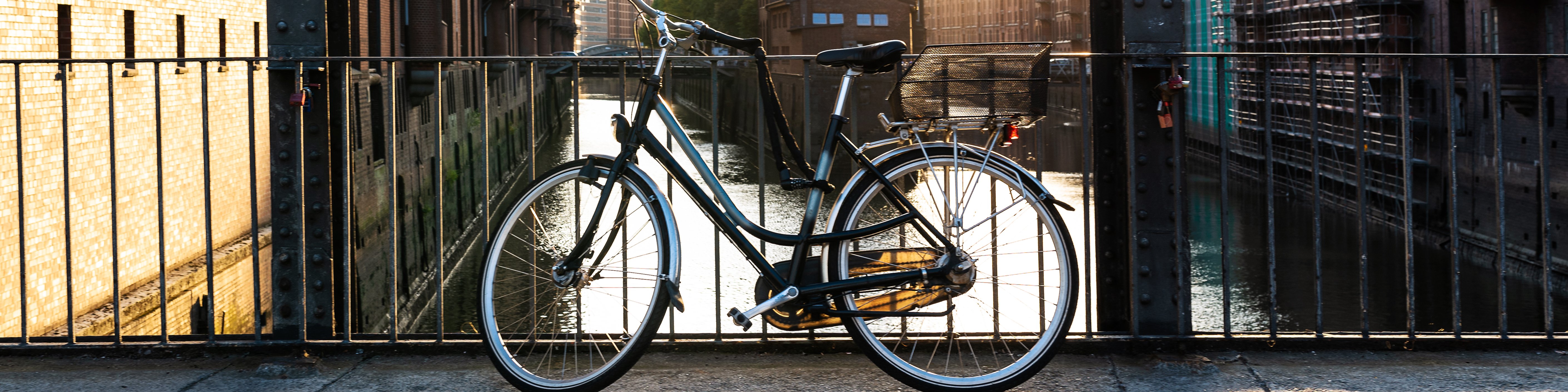 Fahrrad auf Brücke in der Speicherstadt in Hamburg