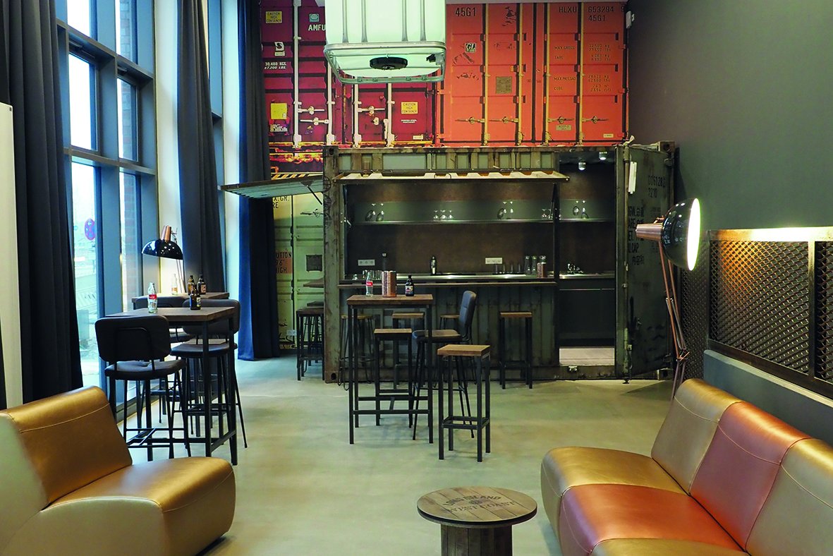 Bar and seating in the Helmut-Schmidt-Studierendenhaus residential complex