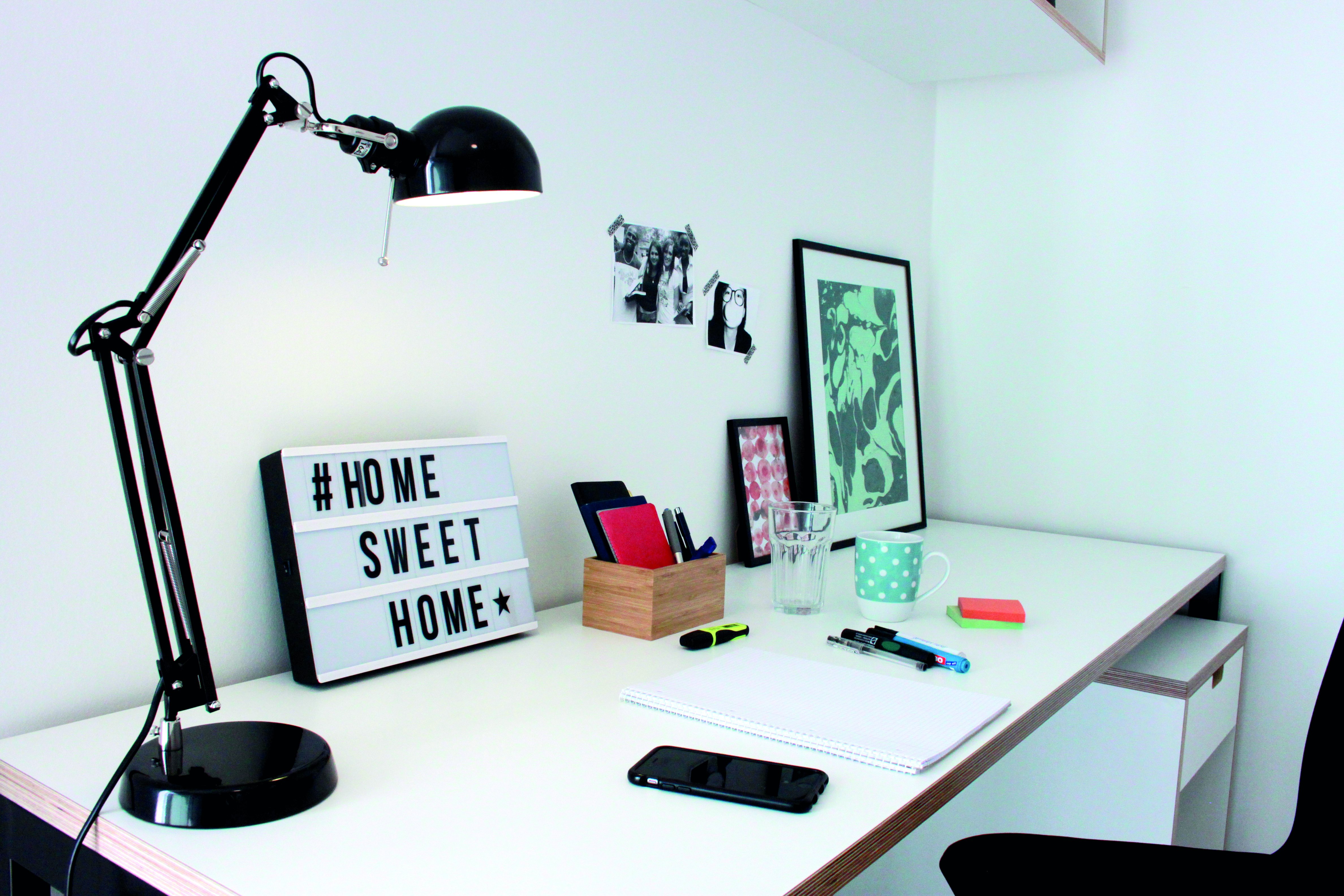 Arbeitsplatz in einem Zimmer der Wohnanlage Sophie-Schoop-Haus