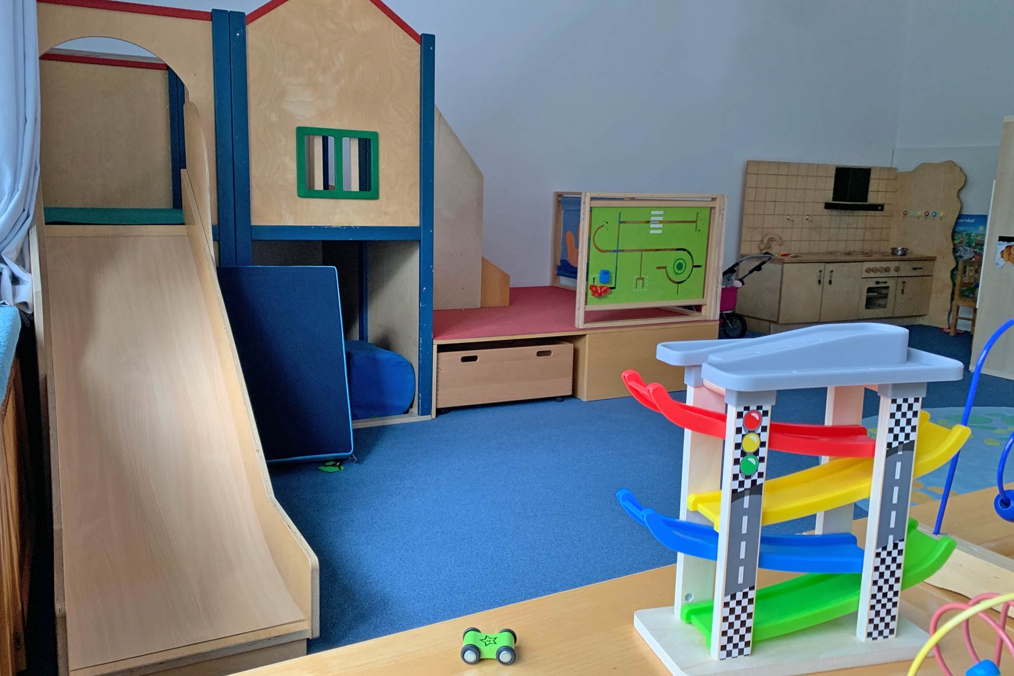A playroom with a slide at the UKE daycare center