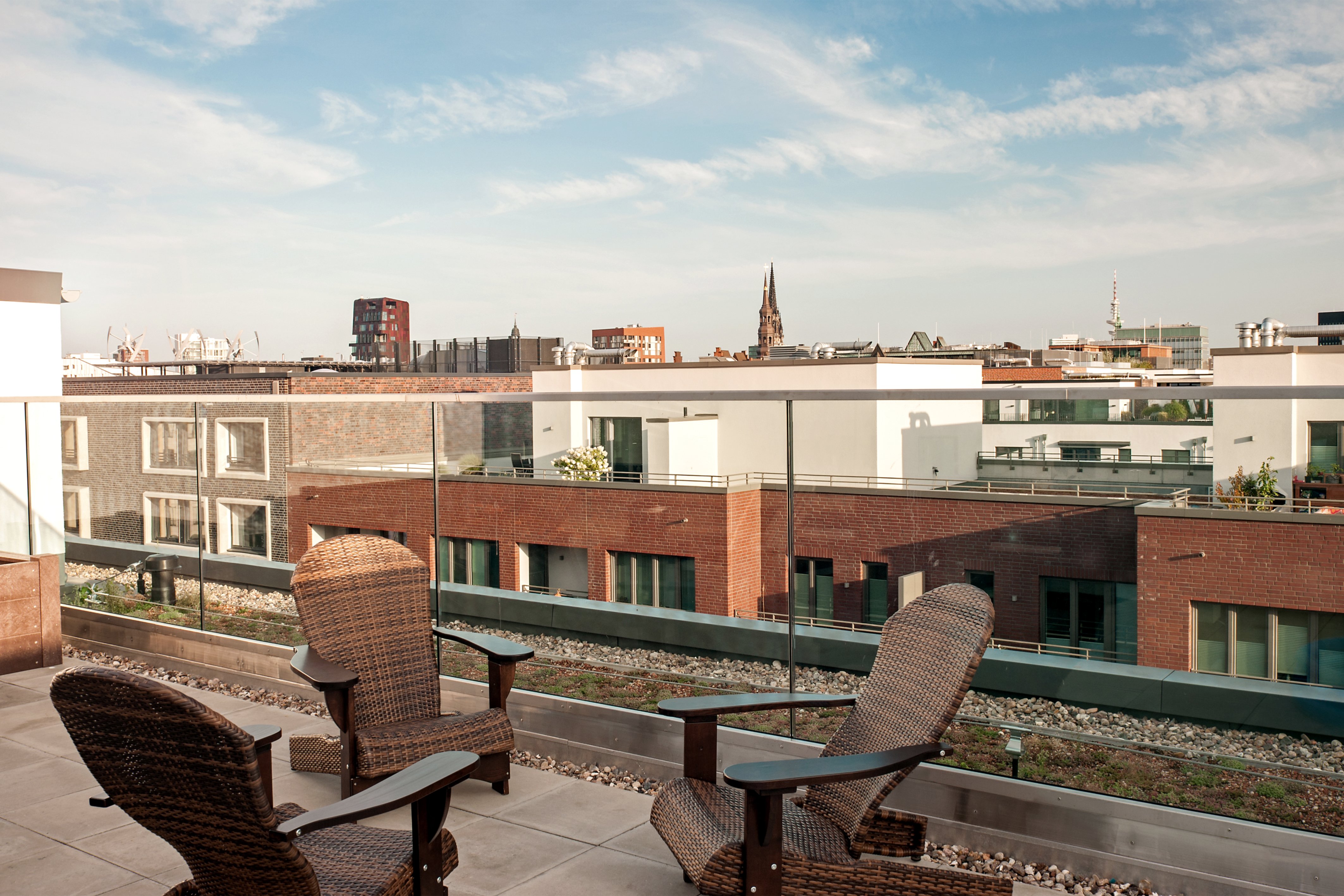 Seating area on the roof terrace of the Helmut-Schmidt-Studierendenhaus residential complex