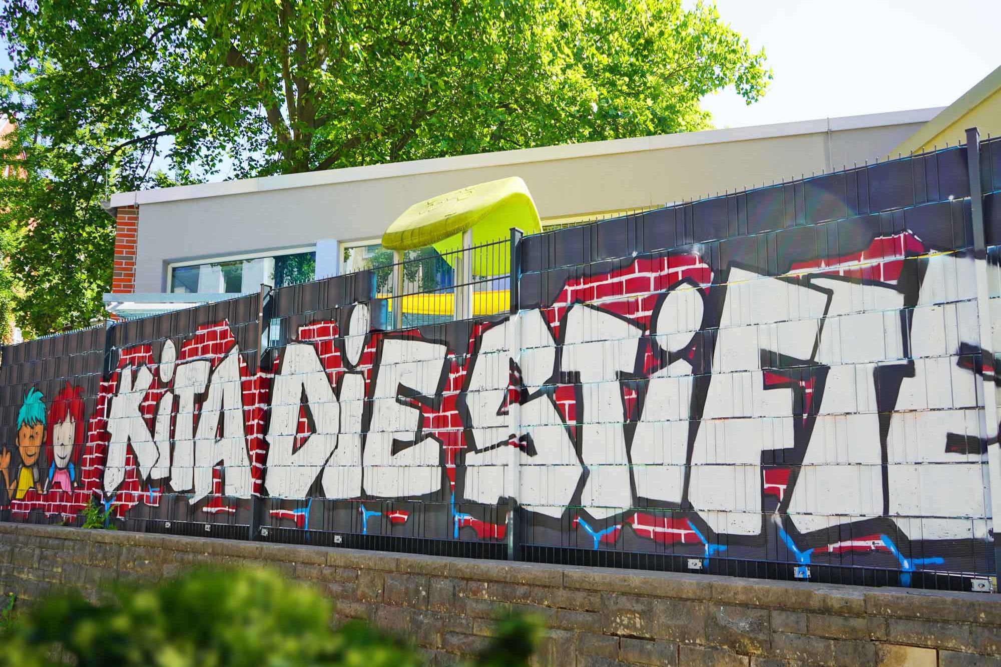 The graffiti-style lettering of the daycare center “Die Stifte”