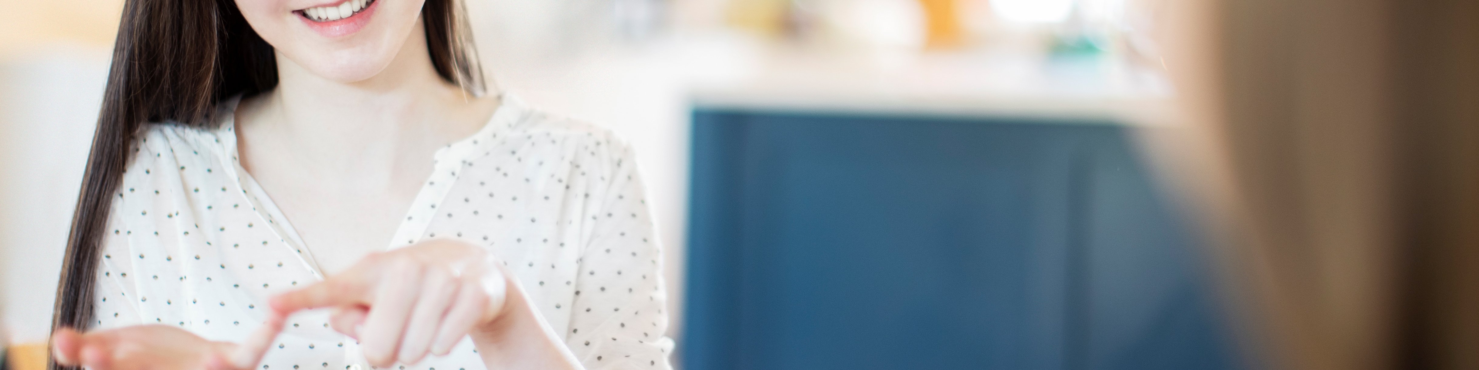 Junge Frau kommuniziert in Gebärdensprache