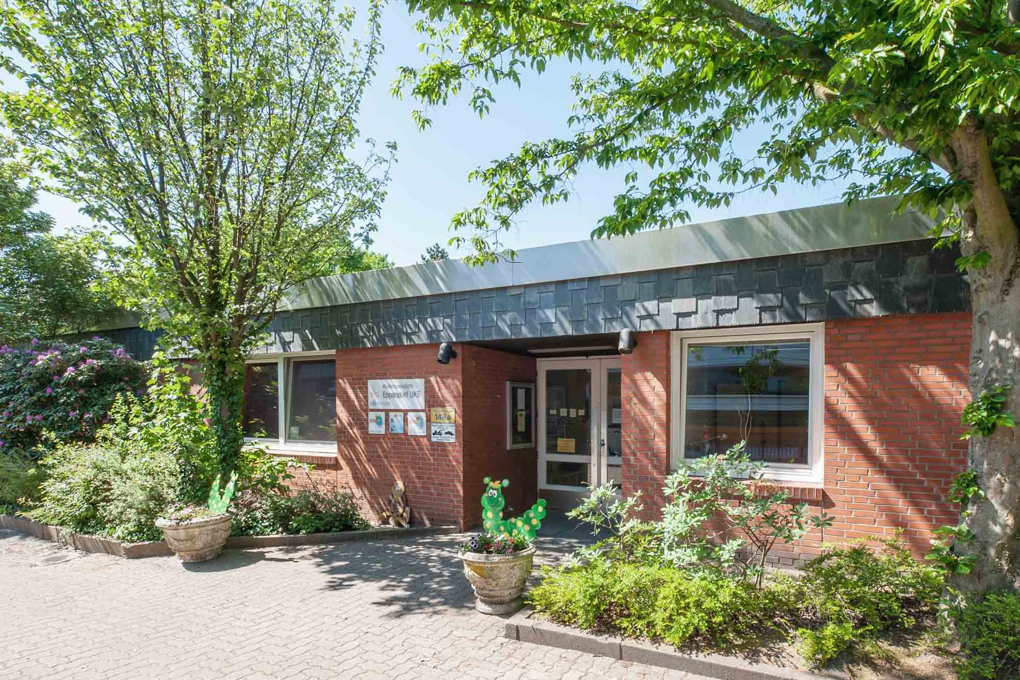 Blick von außen auf den Eingang der Kita UKE