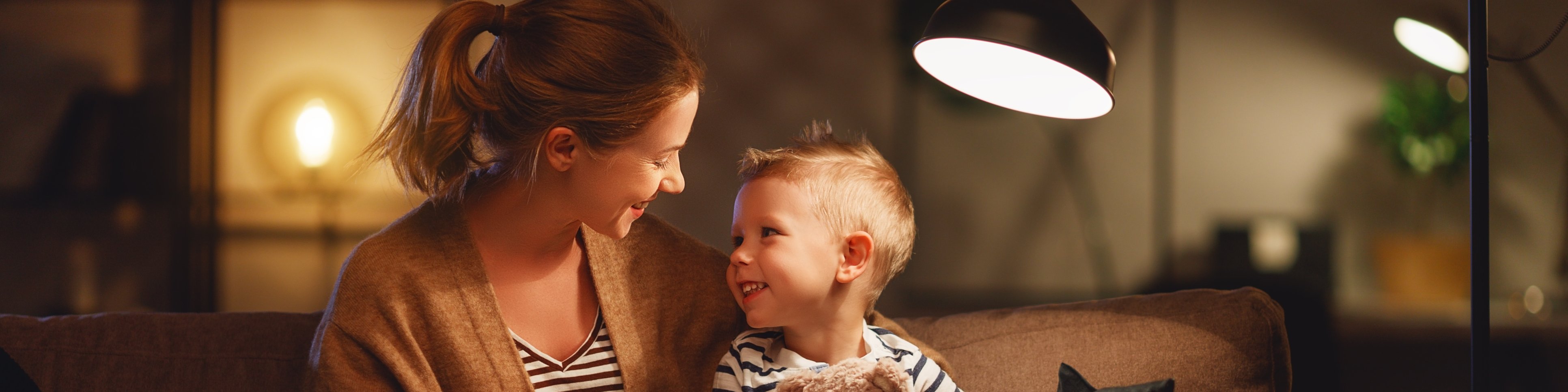 Junge Mutter liest ihrem kleinen Sohn etwas vor