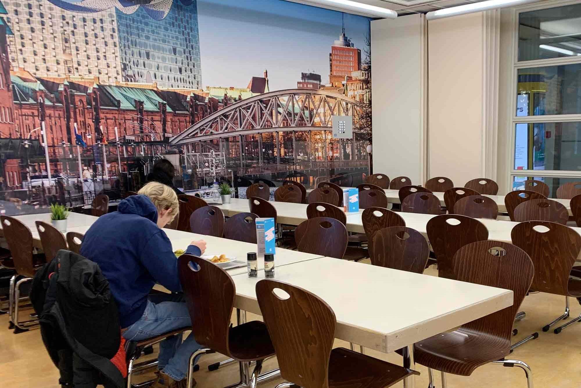 Dining room with guests at PizzaBar Harburg