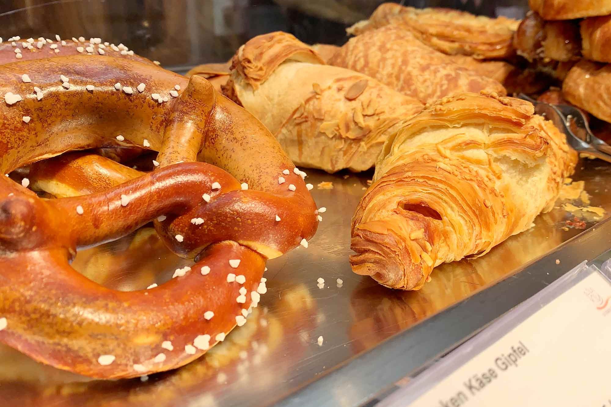 Display case with baked goods at Café Jungiusstraße