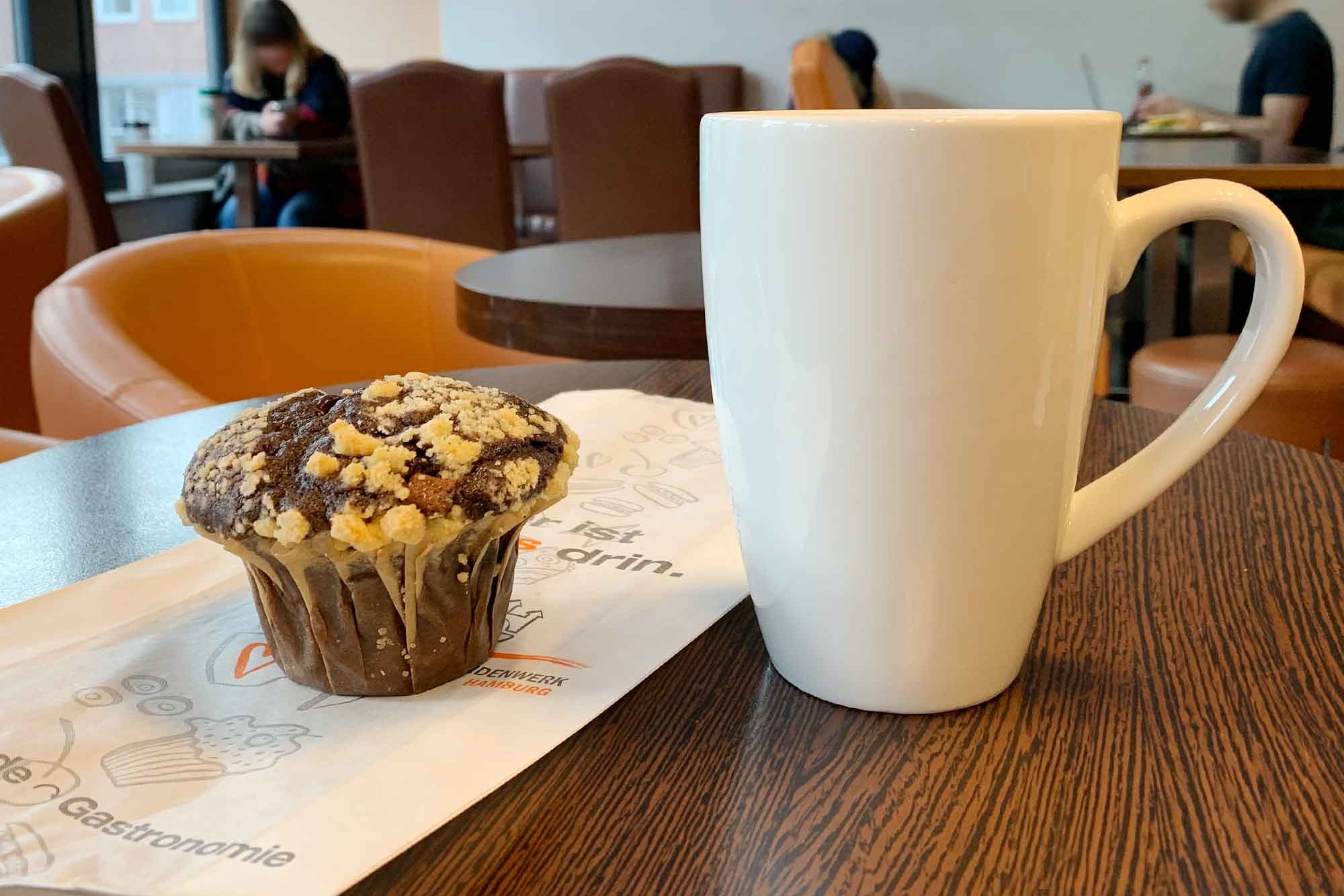 Muffin and coffee at Café Alexanderstraße