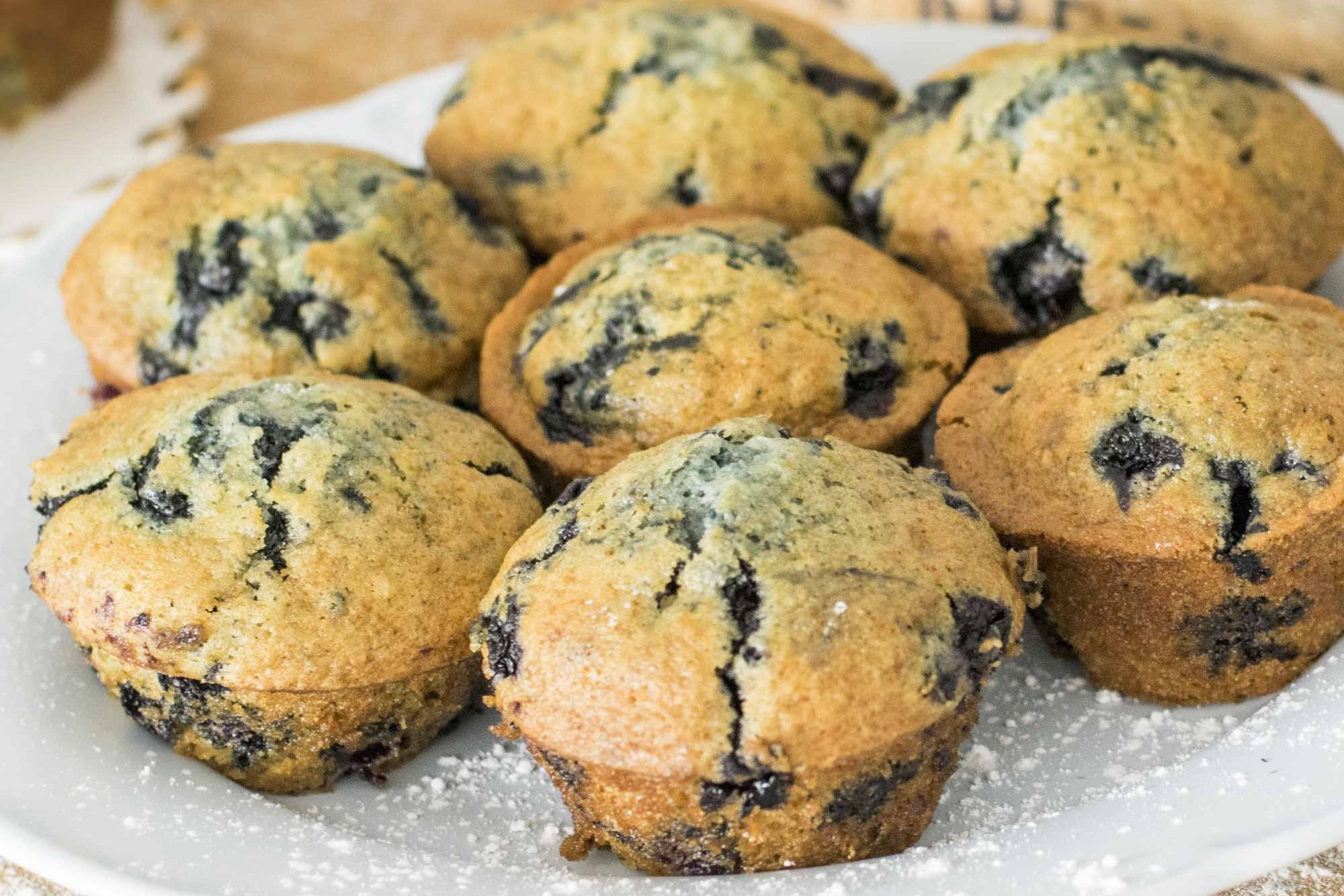 Muffins auf einem Teller