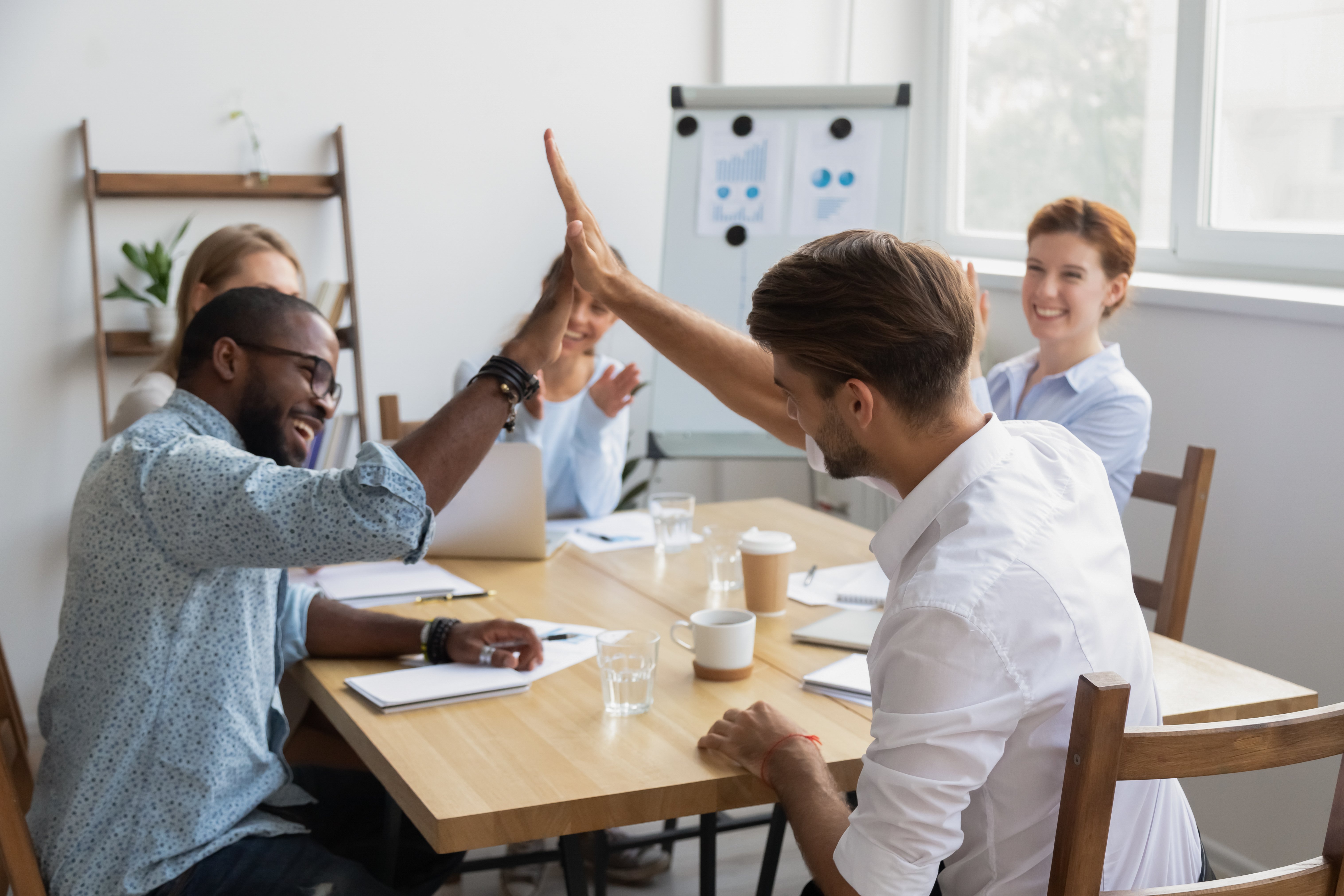Studenten sitzend am Tisch