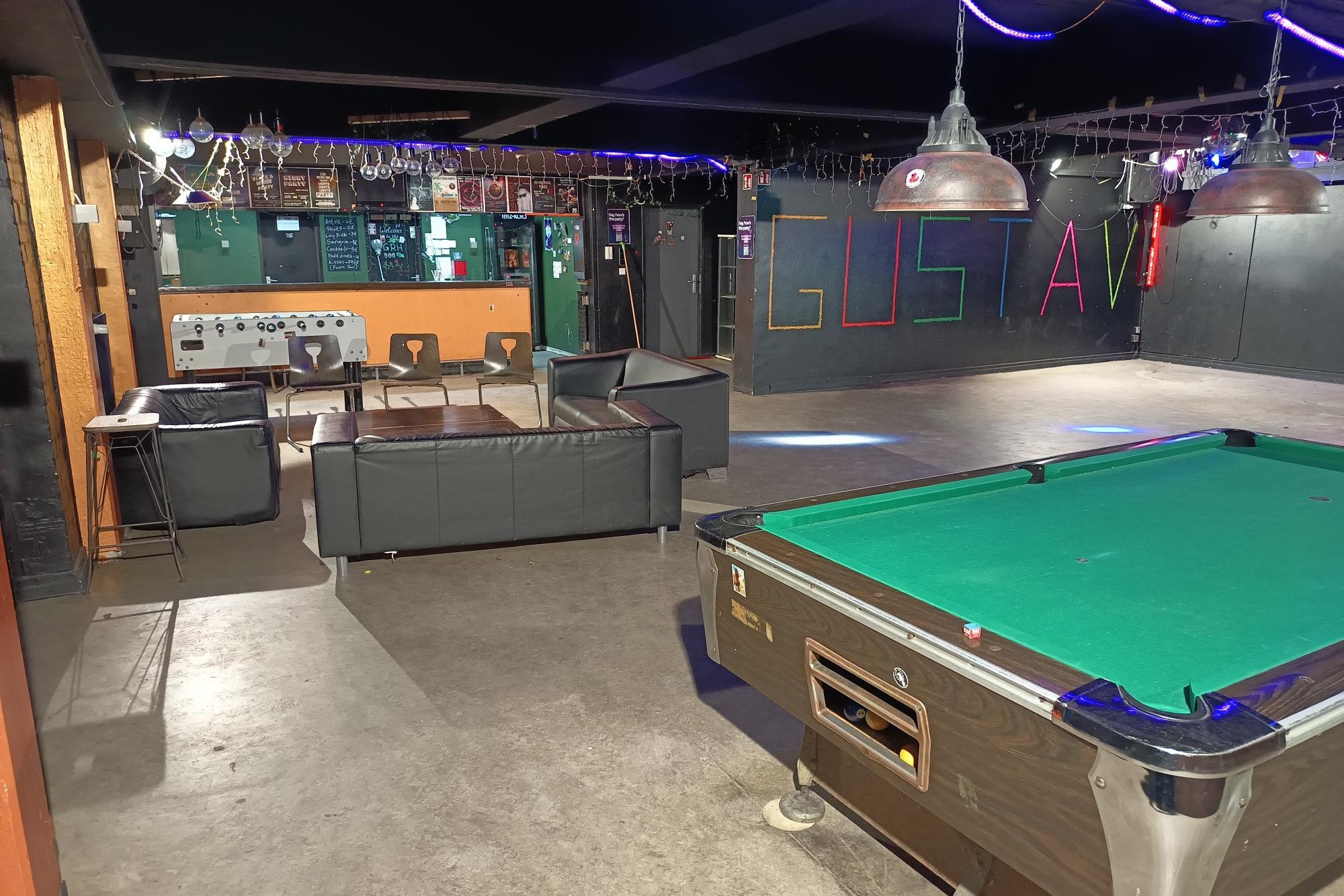 Bar mit Sitzgelegenheiten, Kicker und Billardtisch