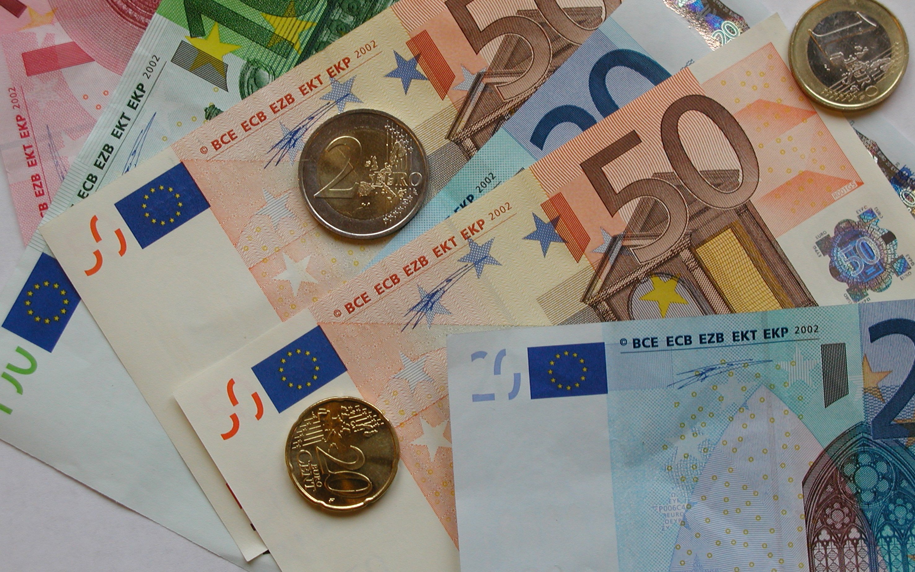 Geldscheine und Münzen