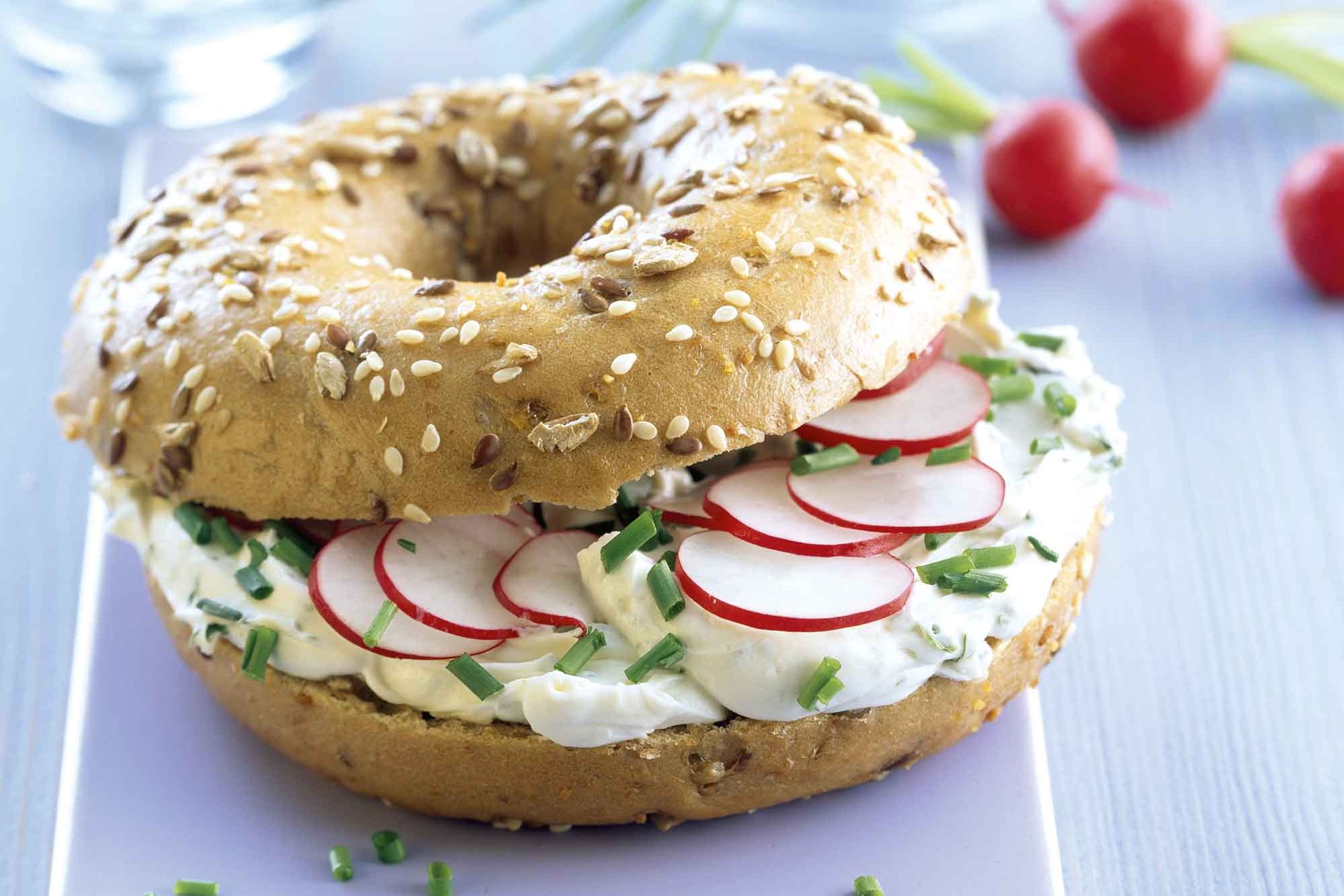 Bagel mit Radieschen im CampusCafé