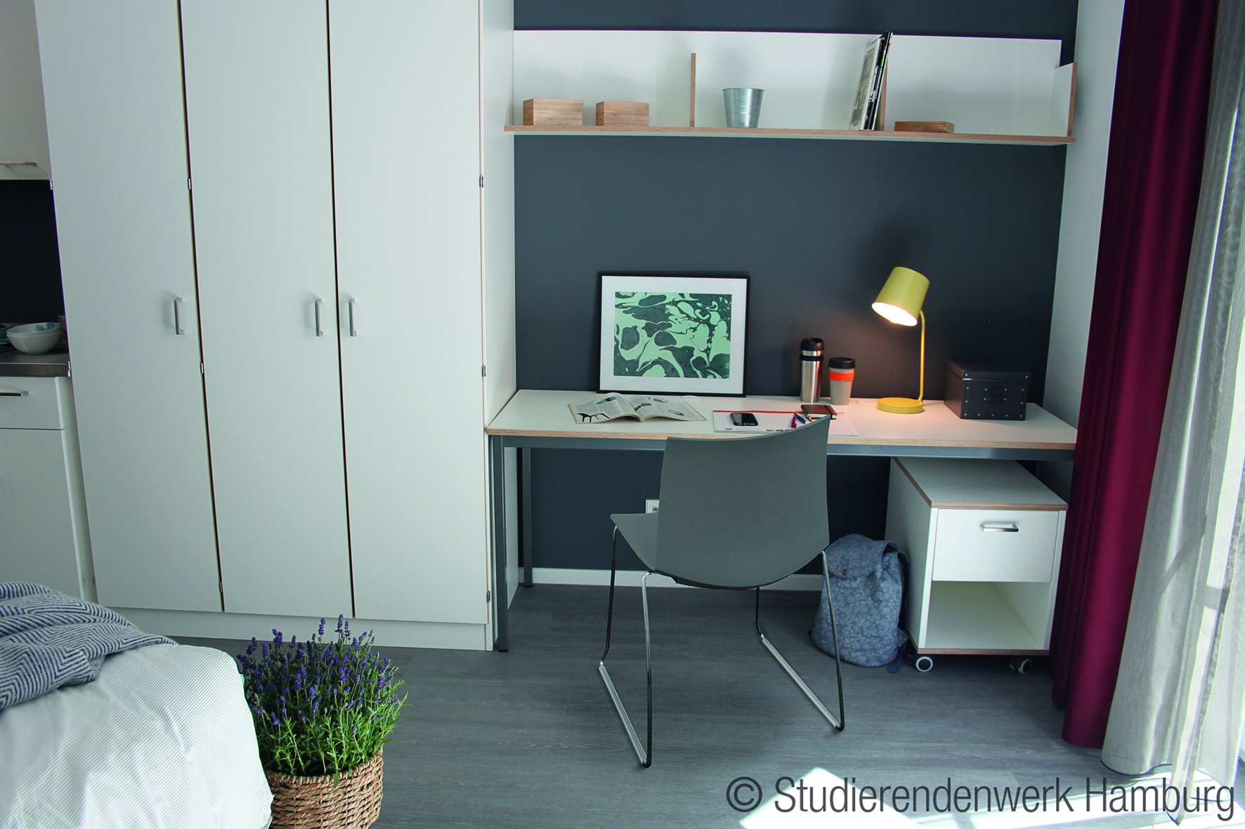 example of a room with workspace in the Helmut-Schmidt-Studierendenhaus residential complex