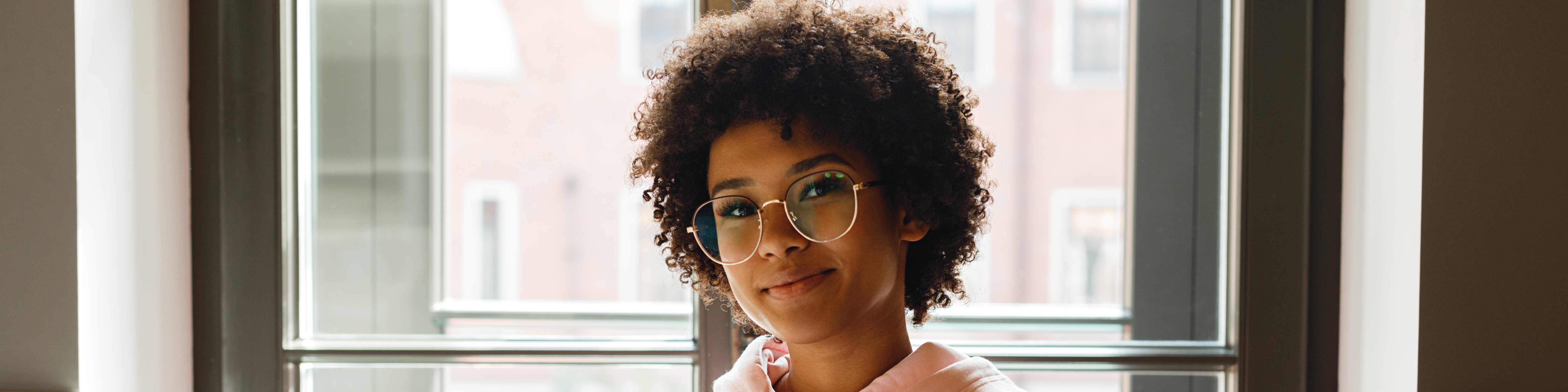 Junge Frau mit Unterlagen im Arm