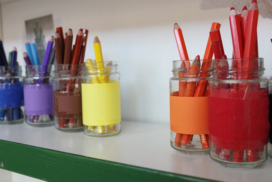 Colored pencils in jars at the daycare center “Die Stifte”