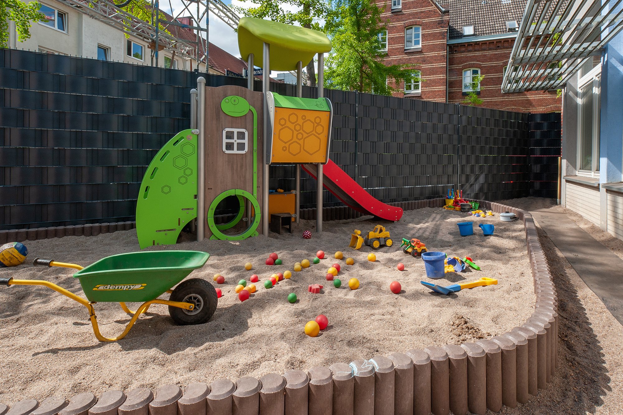 Sandkiste in der Kita Die Stifte