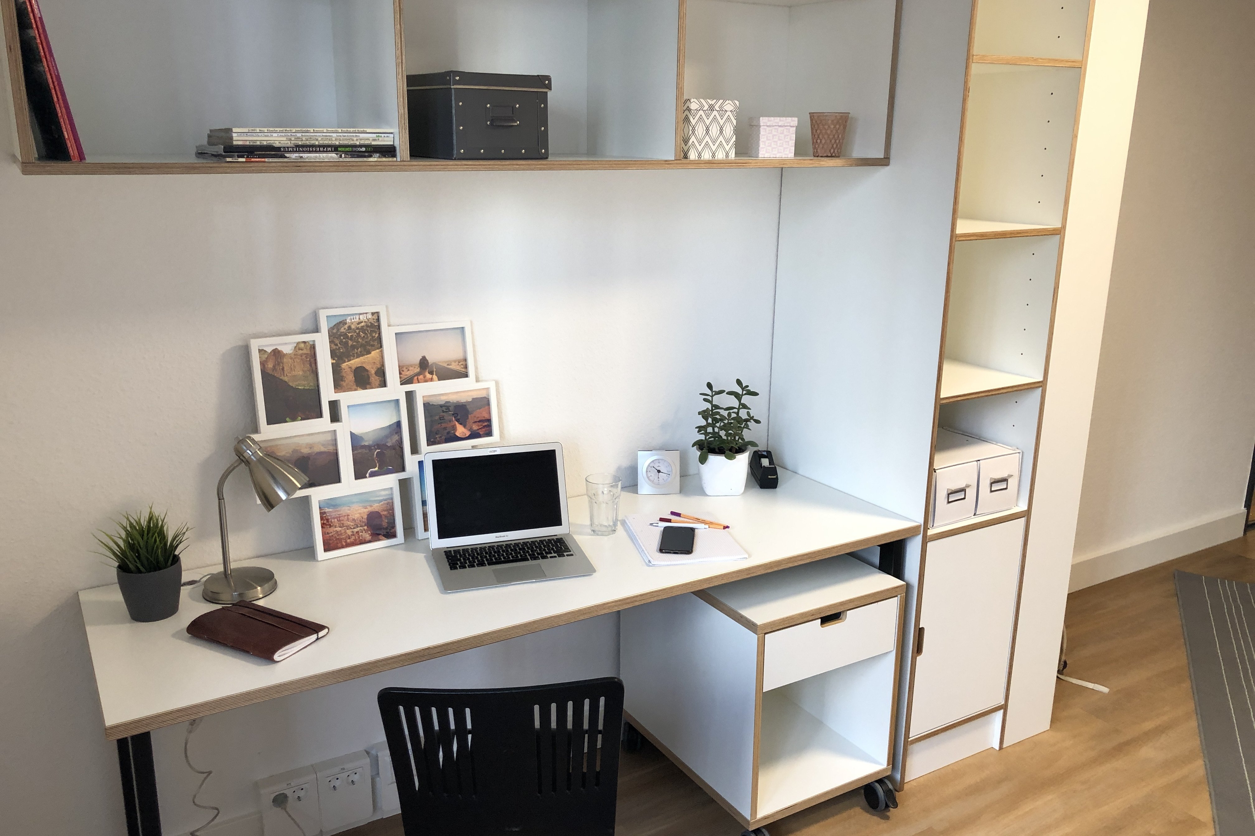 Workstation with white desk and shelves in the Europa- und Georgi-Haus residential complex