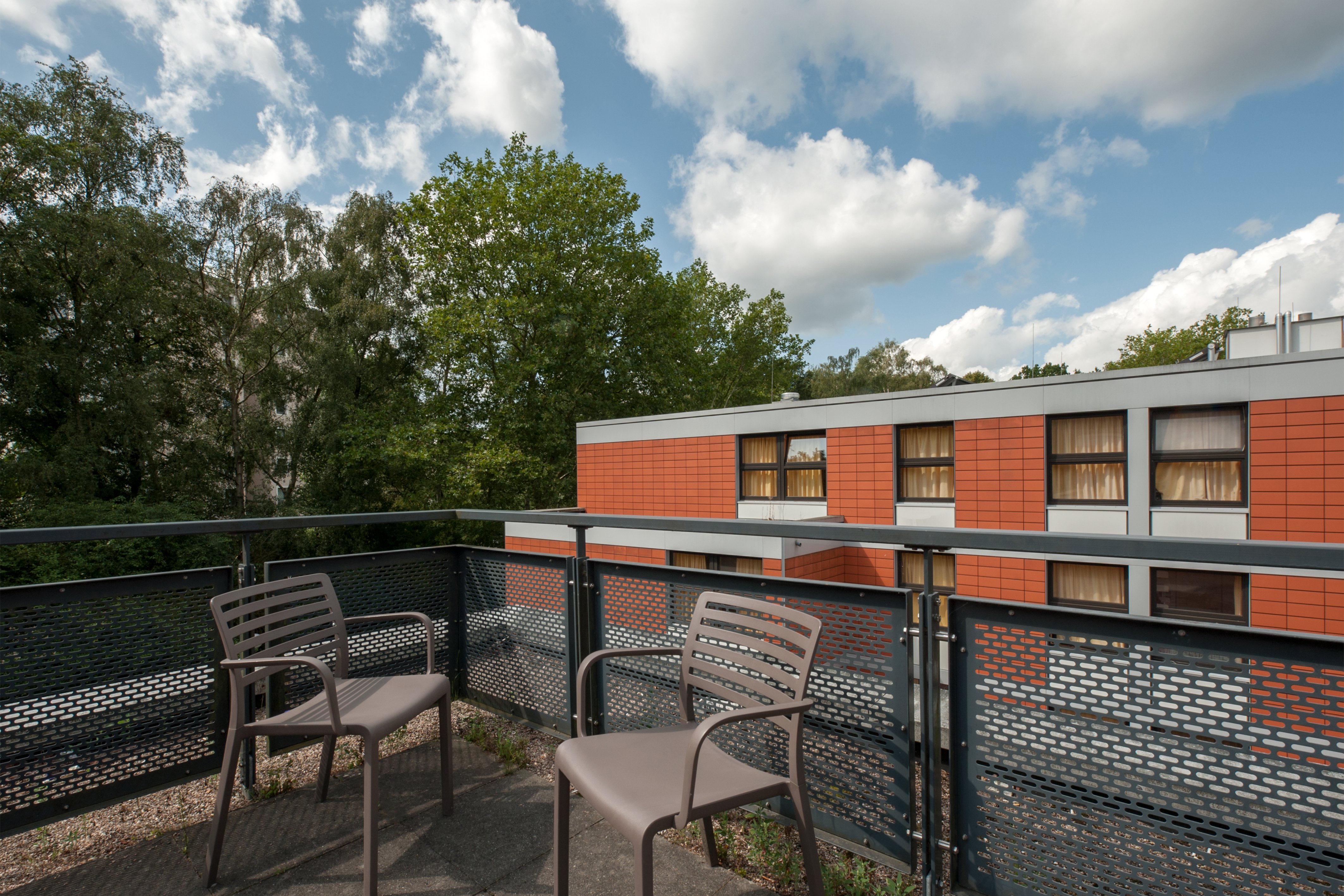 Dachterrasse mit Stühlen in der Wohnanlage Kiwittsmoor