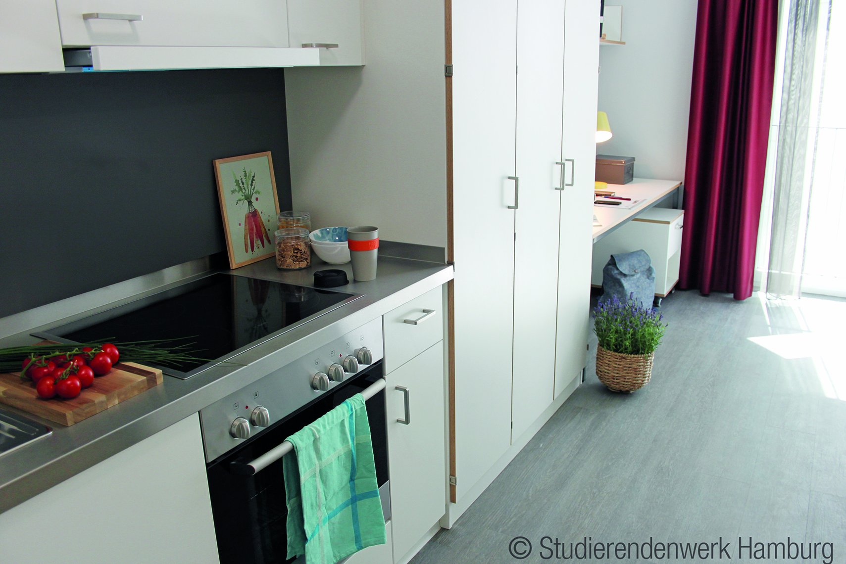 Kitchenette and workspace in the Helmut-Schmidt-Studierendenhaus residential complex