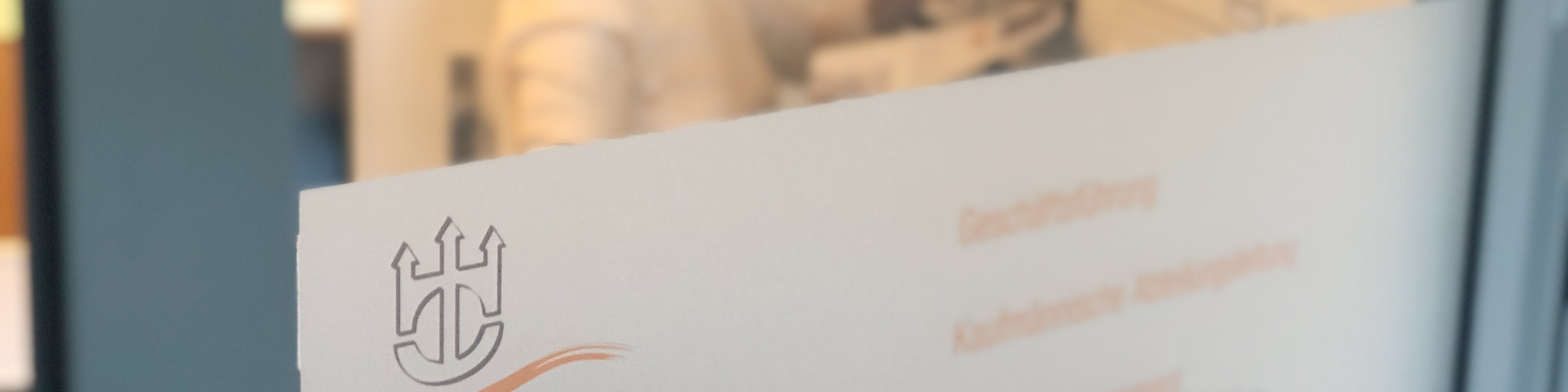 Lettering and logo of the Studierendenwerk Hamburg on a door