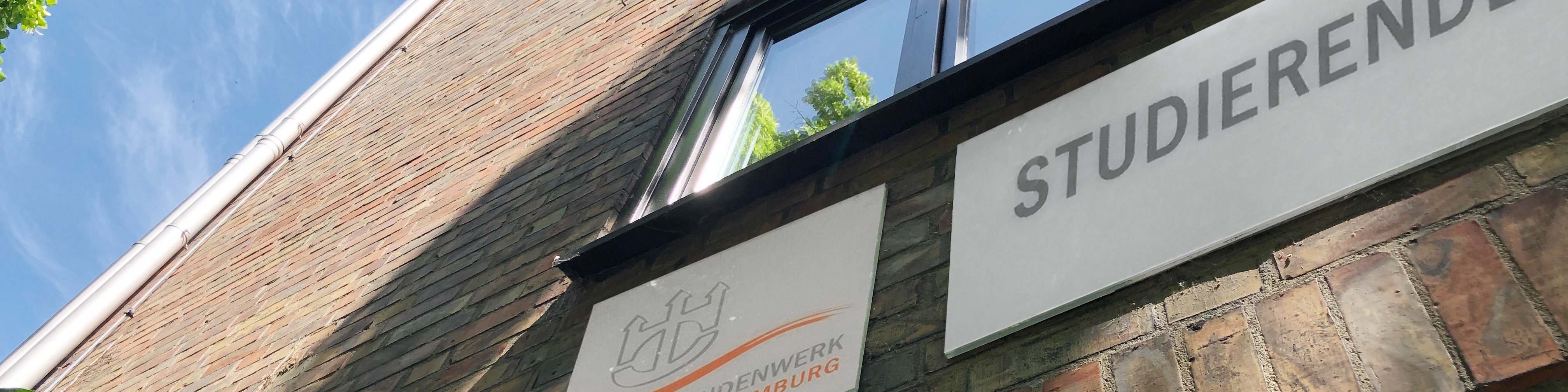 Gebäude des Studierendenwerks Hamburg mit Logo