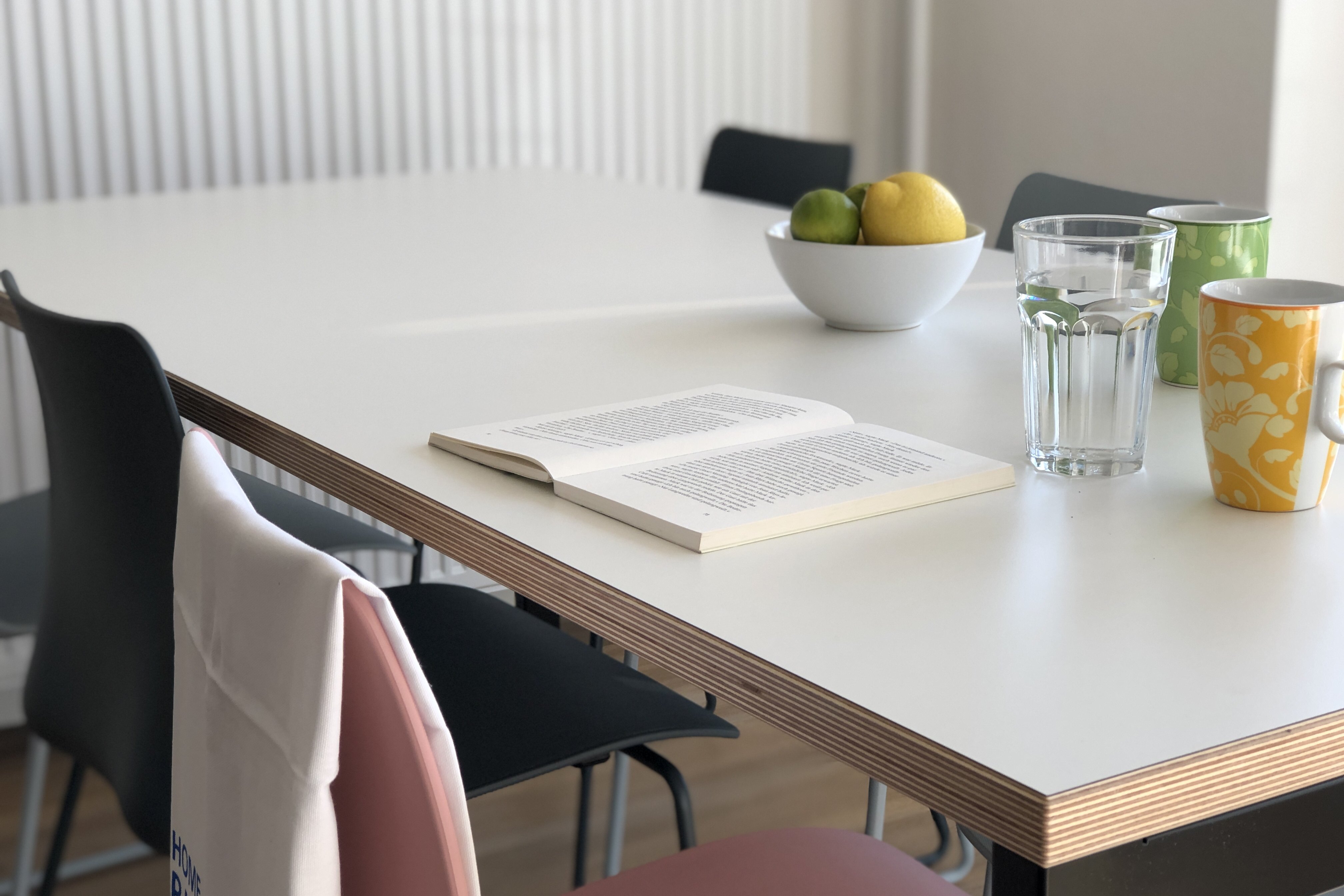 Dining table with chairs in the common room of the Europa- und Georgi-Haus residential complex