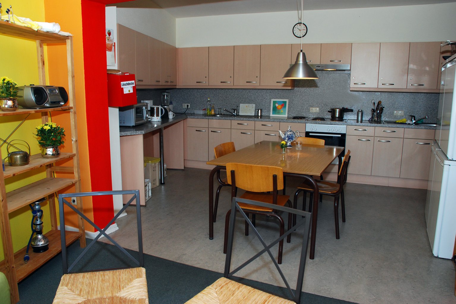 Gemeinschaftsraum mit Küchenzeile und Esstisch in der Wohnanlage Grindelallee
