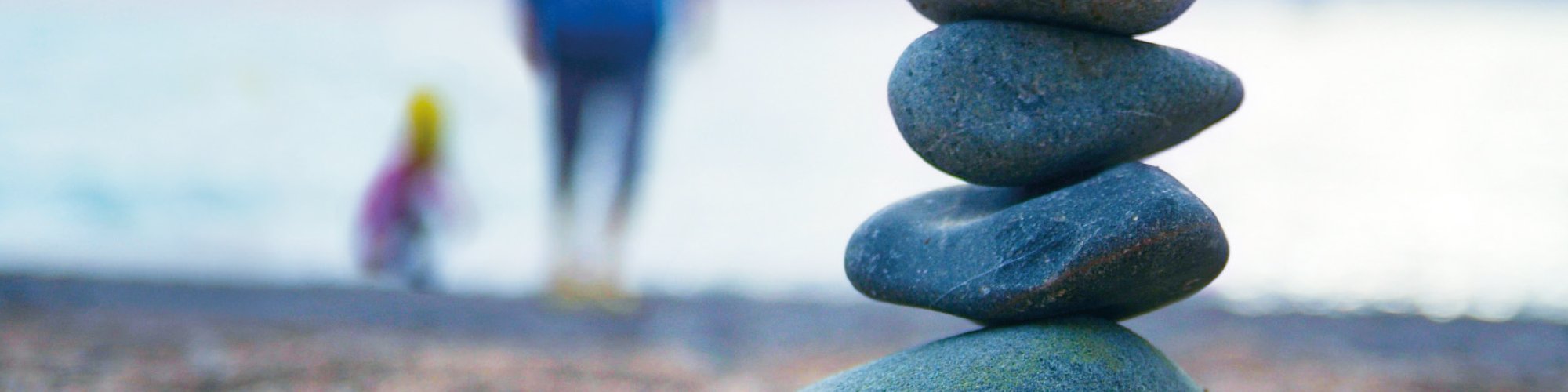 Aufeinander gestapelte Steine am Strand