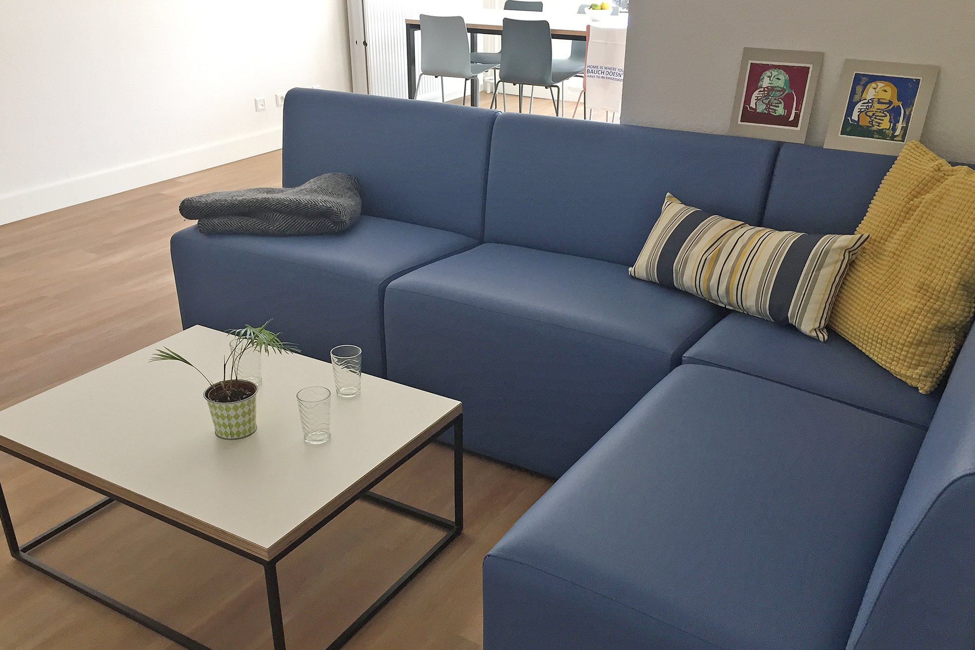 Sofa corner in the common room in the Europa- und Georgi-Haus residential complex