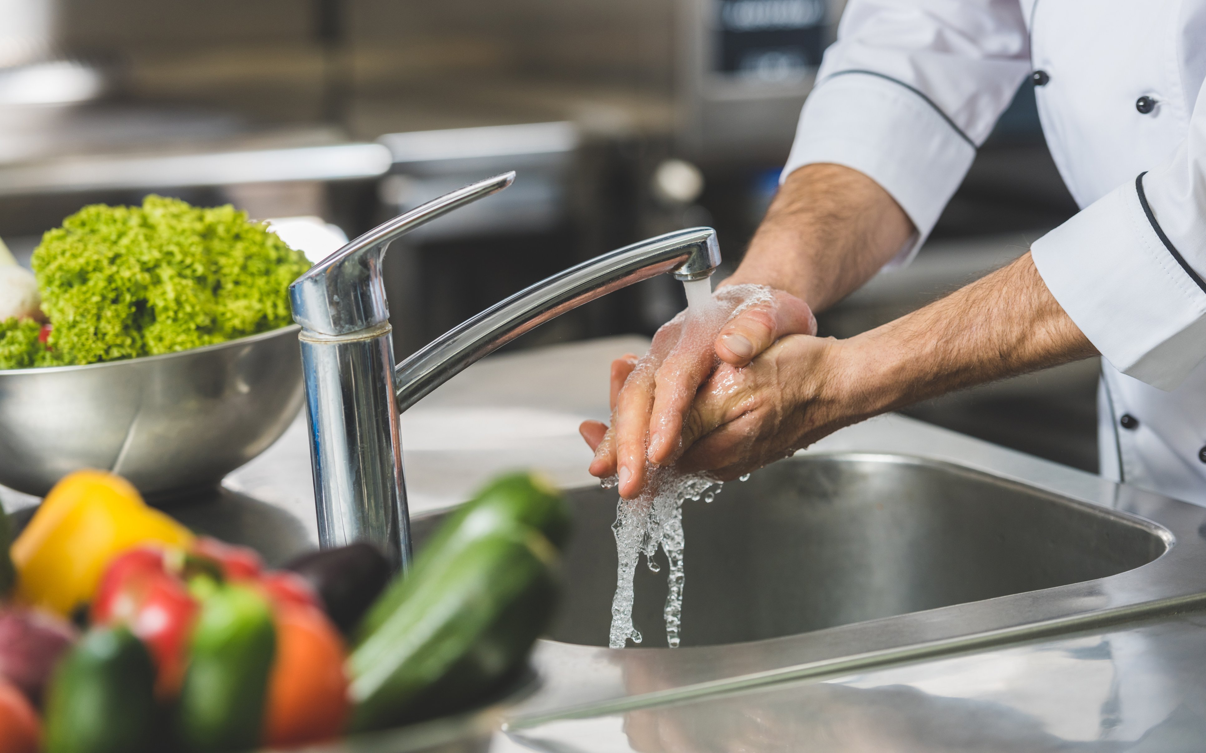 Koch wäscht sich die Hände Koch wäscht sich die Hände